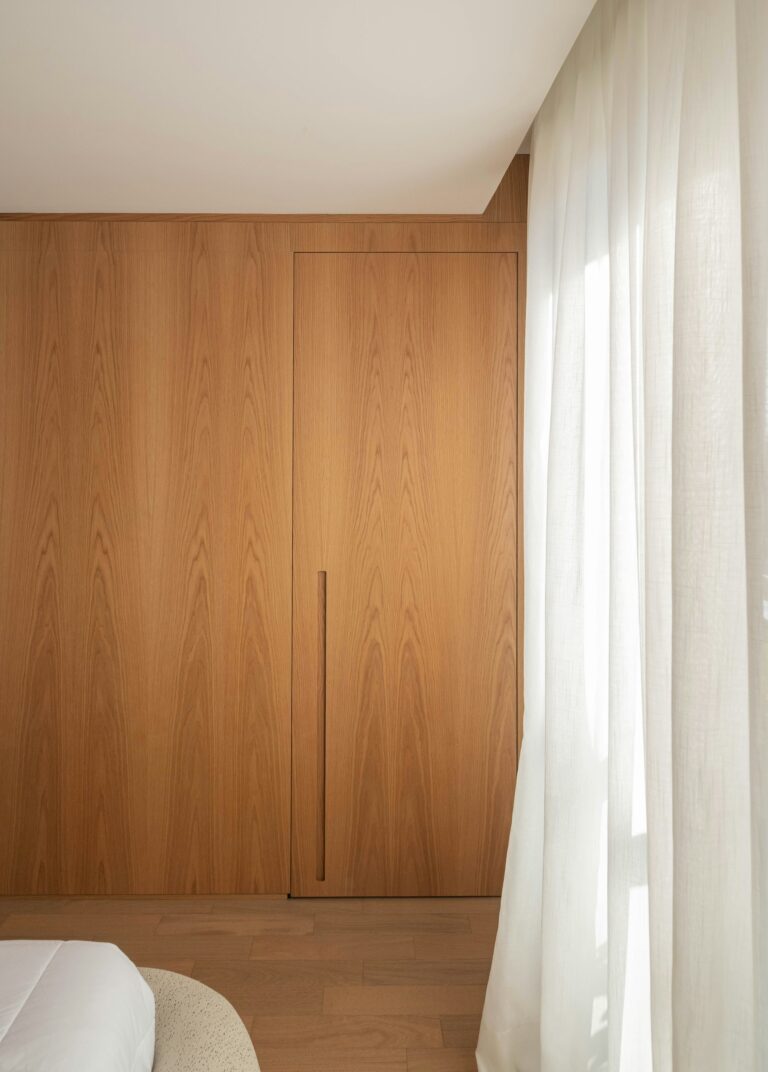Handleless wood veneer wardrobe from floor to ceiling, inspiration for custom wardrobes