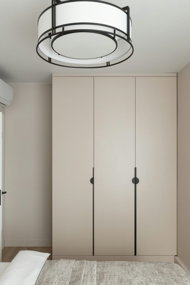 Built in wardrobe with smooth fronts and black handles, inspiration for custom wardrobes