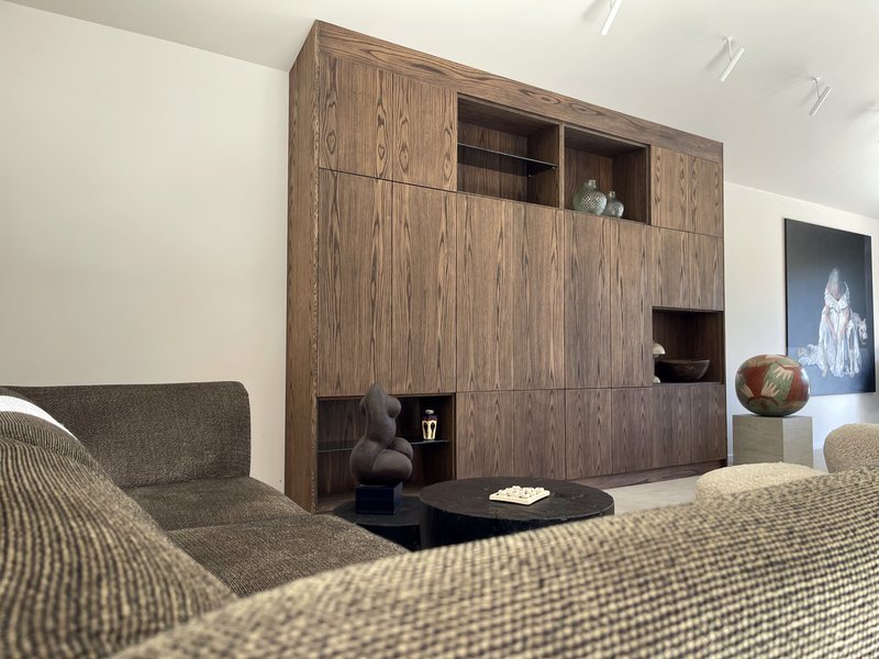 Living room cabinet in smoked oak with open niches